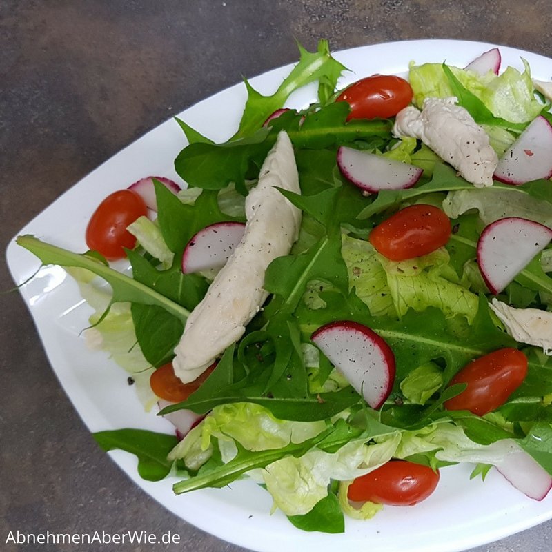 Gemischter Salat mit Hähnchenbrust  - Low-Carb Abendessen